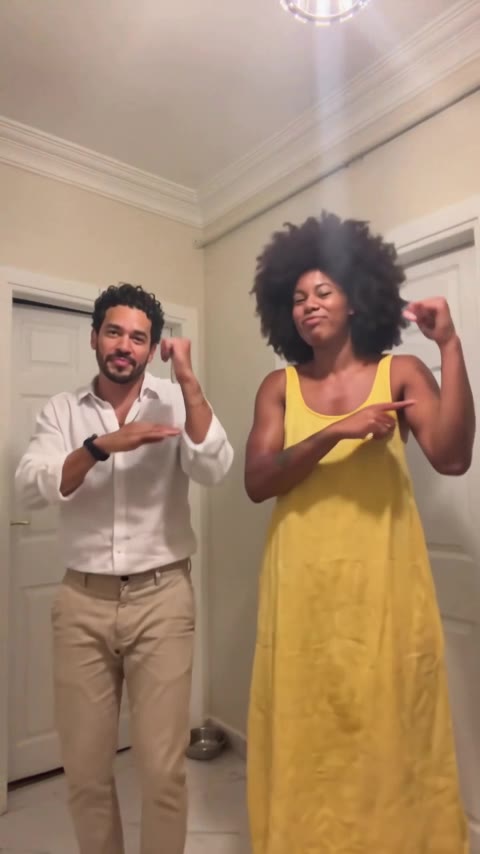 Video de ejemplo Dame Hombro IA en pareja: dos personas bailan el trend lado a lado
