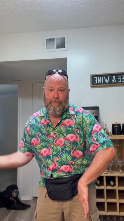 Video de ejemplo Dame Hombro IA: un hombre con camisa de flamencos baila el trend en su casa